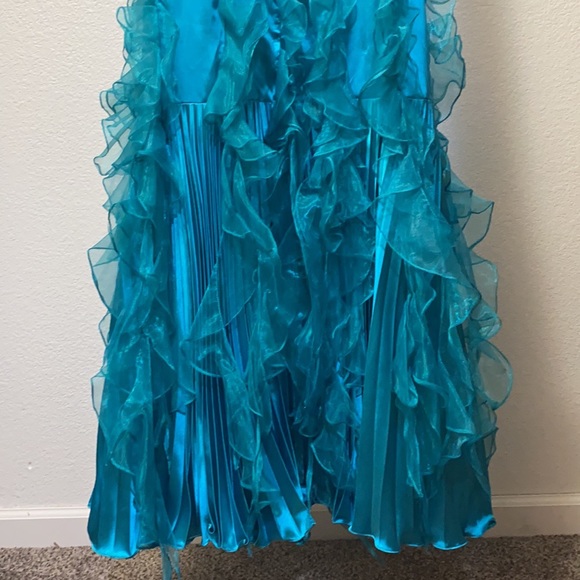 Beautiful gown, only worn once - Picture 2 of 5